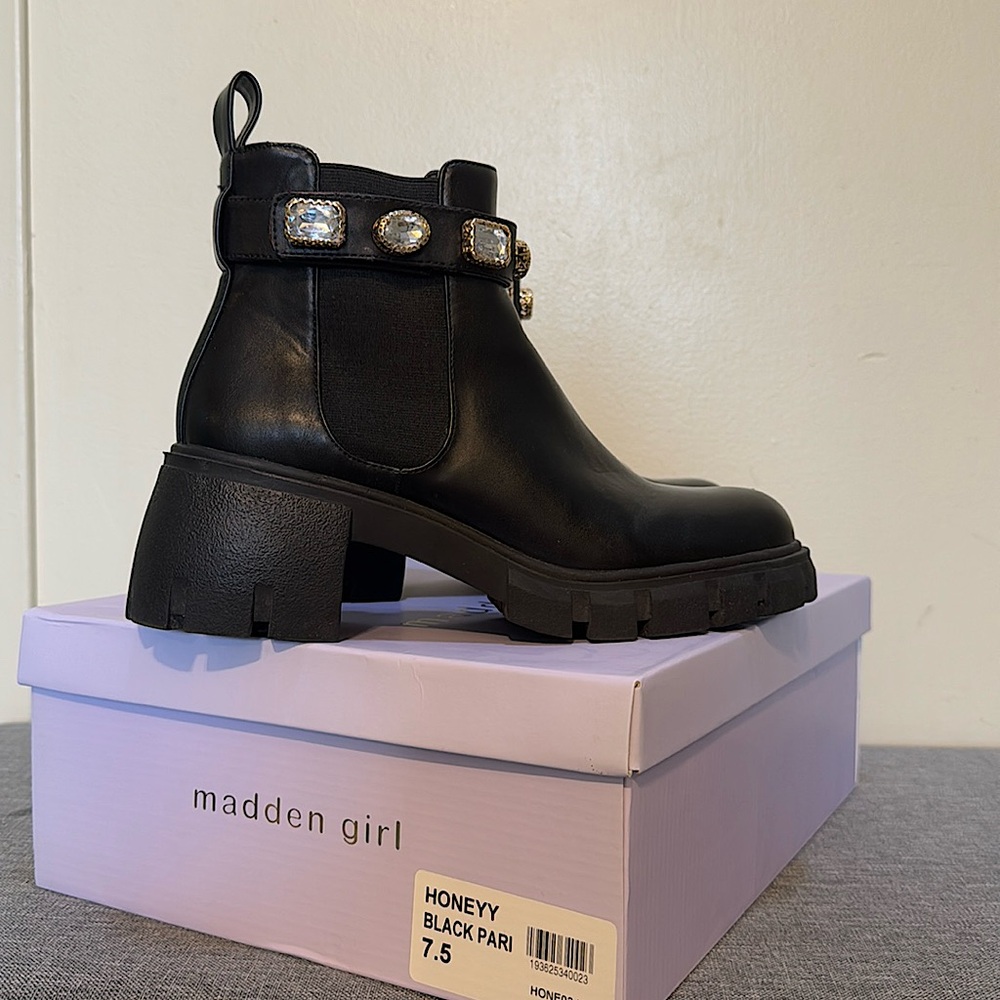 Madden Girl by Steve Madden Women’s Black Leather Chelsea Boots